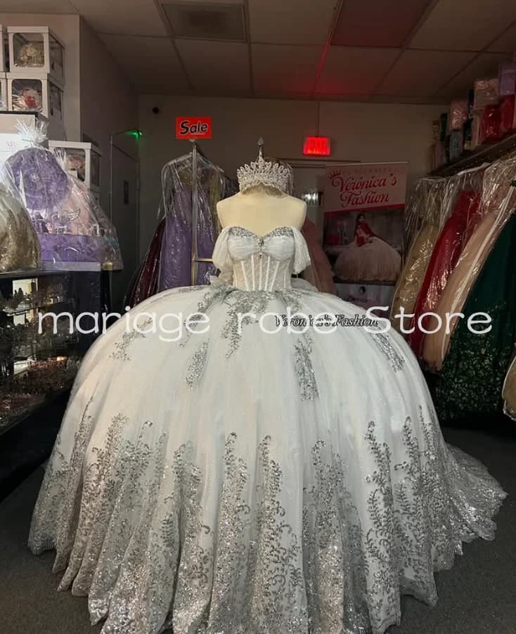 Abiti Quinceanera scintillanti bianchi argento Gillter Crystal con spalle scoperte Corsetto con lacci Abiti da XV anni personalizzati
