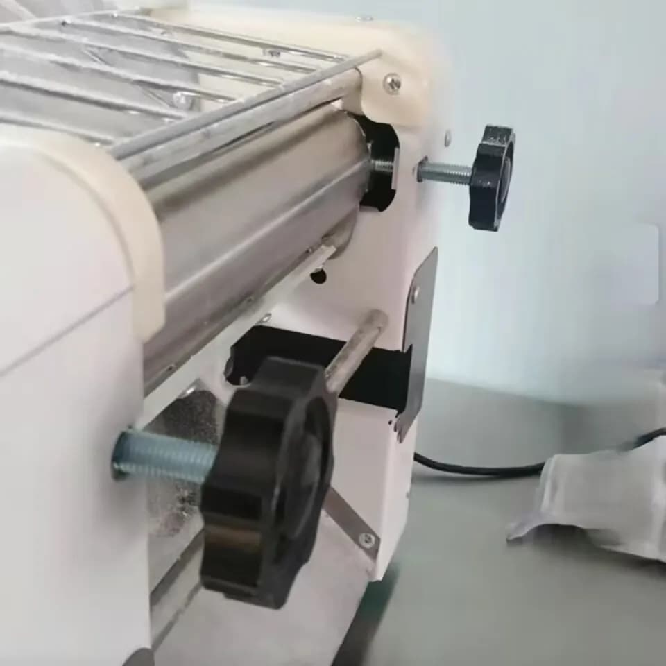 Macchina per pressa per noodle Rullo per pasta elettrico Pasta da tavolo in acciaio inossidabile Impastatrice commerciale per gnocchi