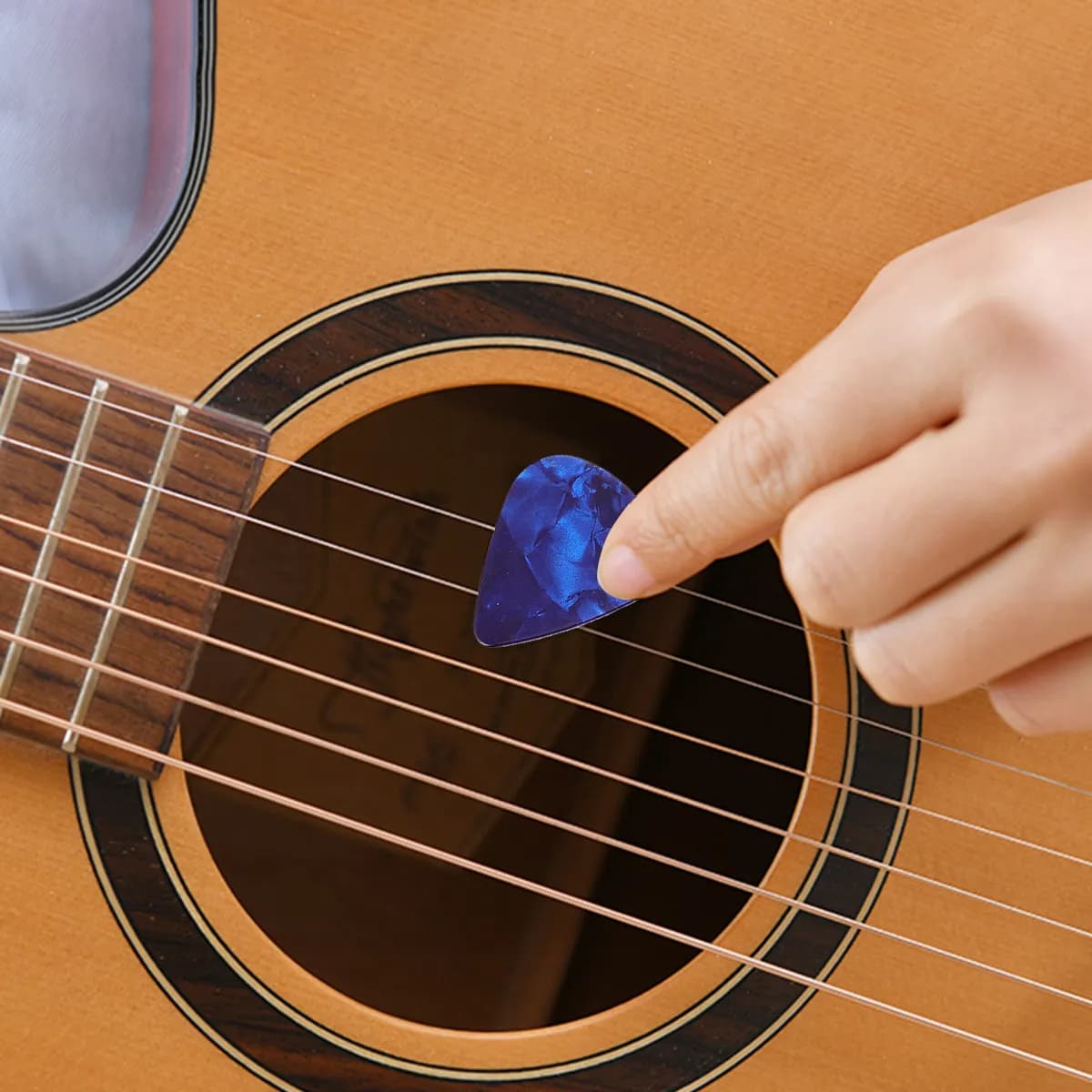 Set di 50 Plettri Professionali in Celluloide per Chitarra, Basso e Ukulele, Robusti per Pollice e Indice, Suono Completo