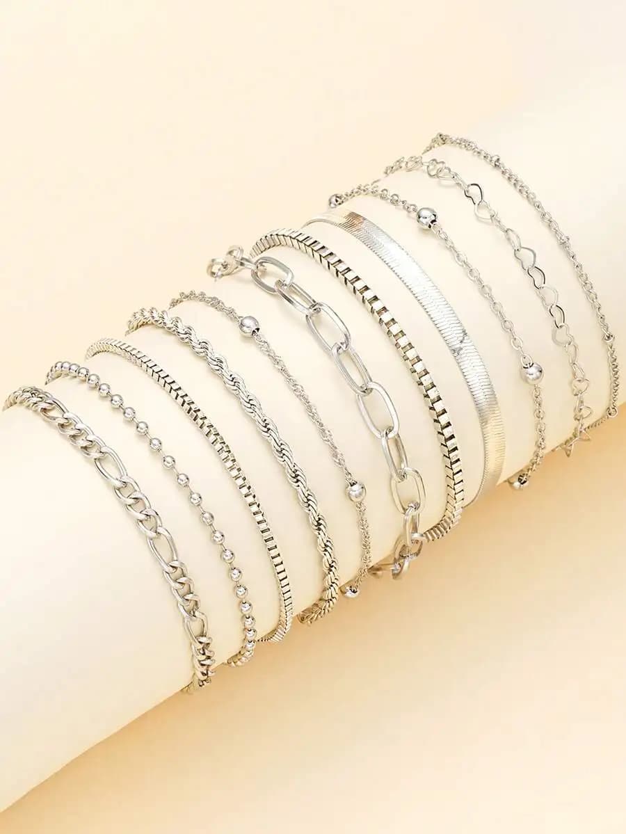 Collezione di braccialetti a strati color argento da 13 pezzi con ciondoli a forma di cuore, catene con perline e maglie testurizzate per l'uso quotidiano o