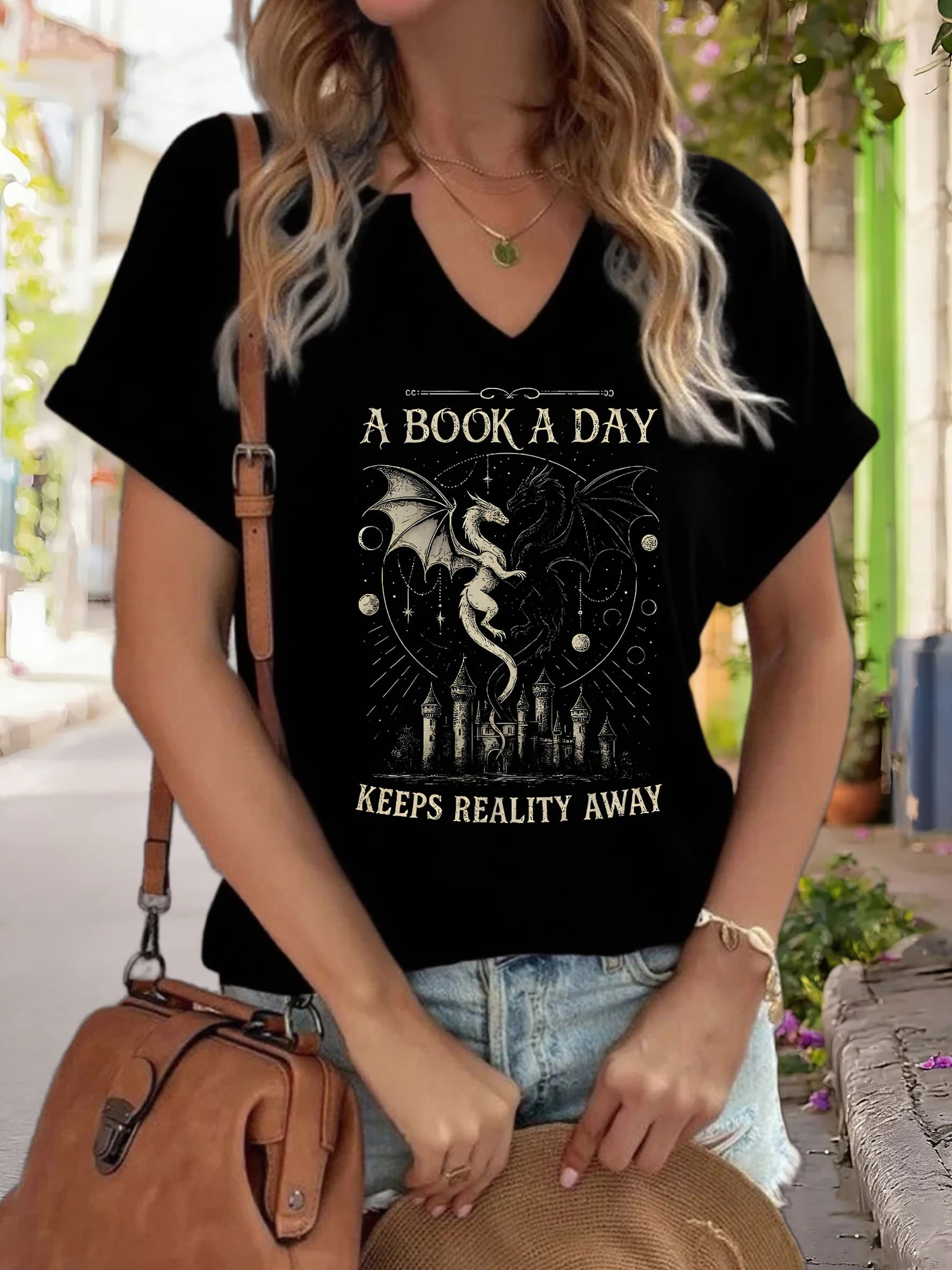 T-shirt da donna con scollo a V con stampa grafica "A Book A Day Keeps Reality Away", t-shirt con stampa drago e castello, top casual a maniche corte per amanti dei libri