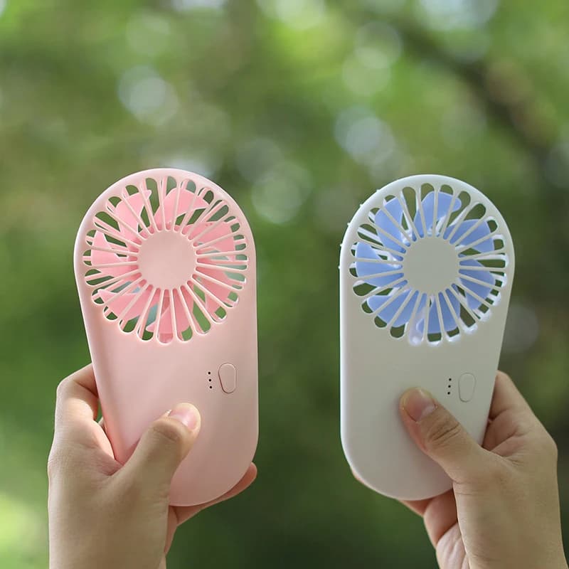 Ventilatore portatile 4-in-1 da mano/da collo/da tavolo/con supporto per cellulare, con base e tre livelli di potenza del vento.