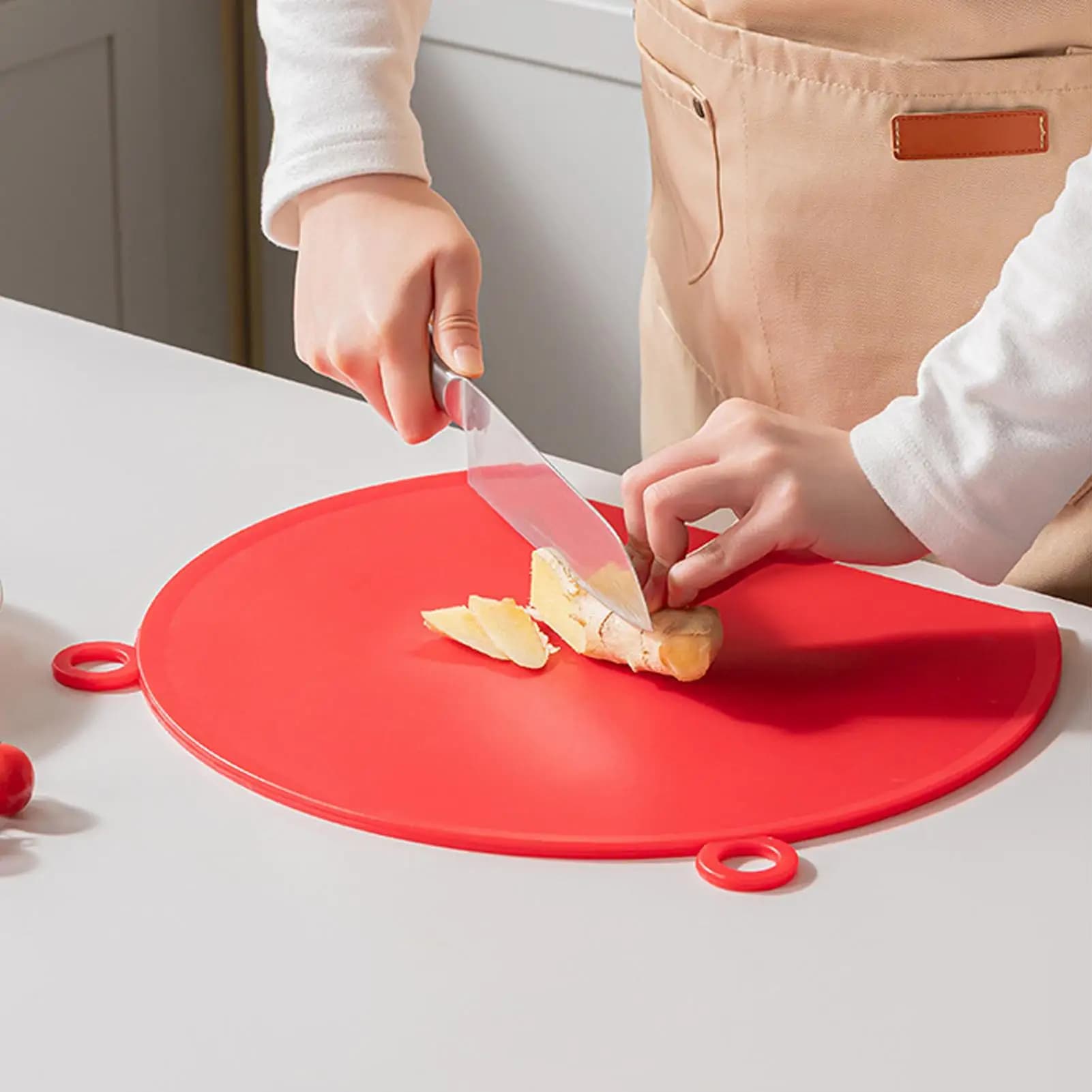 Non Slip D-Shaped Tray Silicone Cutting Board Kids Food Prep Chopping Board For Vegetable Meat Chicken Indoor Outdoor Home