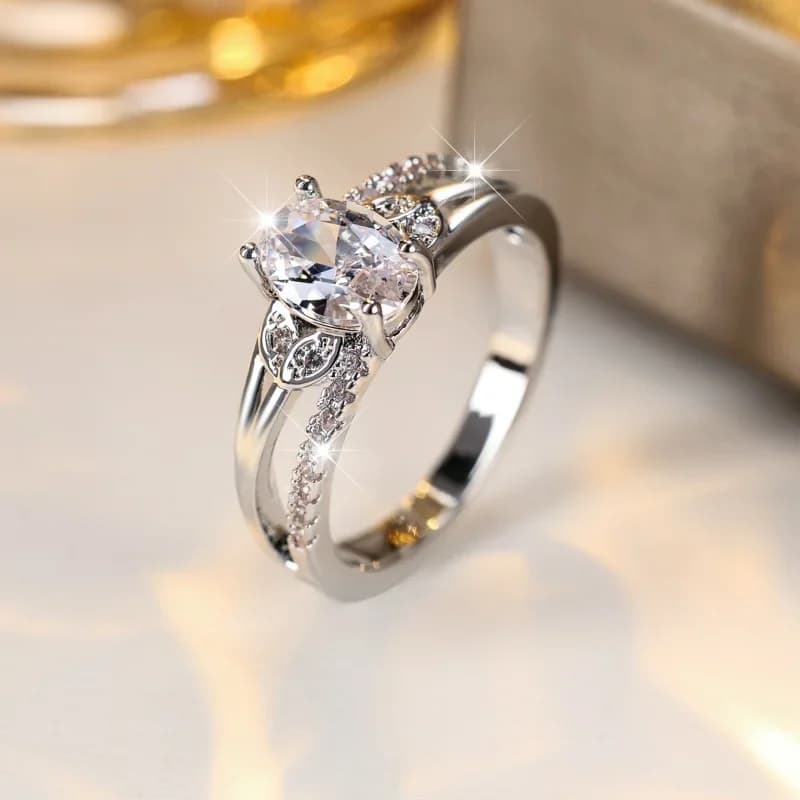 Elegante anello ovale di fascia alta con zirconi con classico design a quattro artigli Accessorio regalo romantico in stile leggero e di lusso