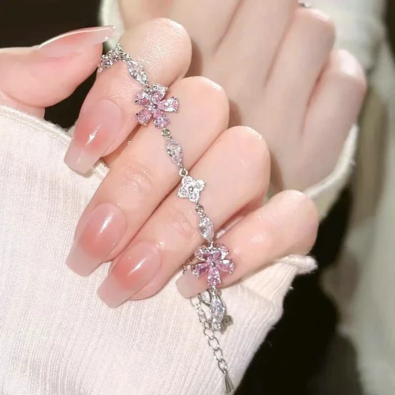 Elegante braccialetto di fiori Sakura con zirconi di cristallo rosa fata per le donne Y2K Regali di gioielli con nodo a fiocco di luna con fiori di ciliegio per ragazze dolci