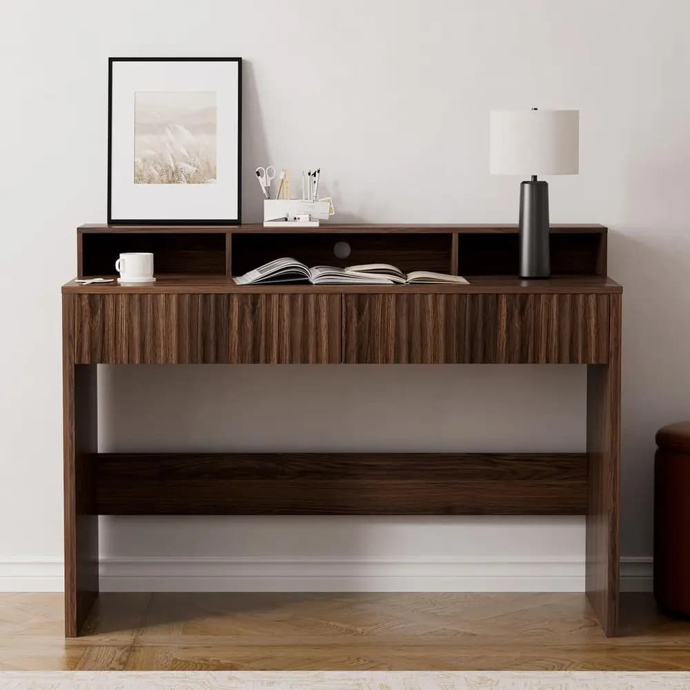 Scrivania Direzionale da 47 Pollici con Piano in Legno Scanalato, Scrivania per Ufficio Domestico con Supporto Lungo per Monitor e 2 Cassetti, Scrivania per Computer o Studio