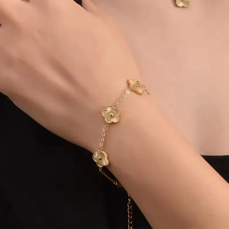 Braccialetti in acciaio inossidabile con fiori di moda per le donne Bracciale in metallo alla moda Festa di compleanno Gioielli romantici carini quotidiani e712