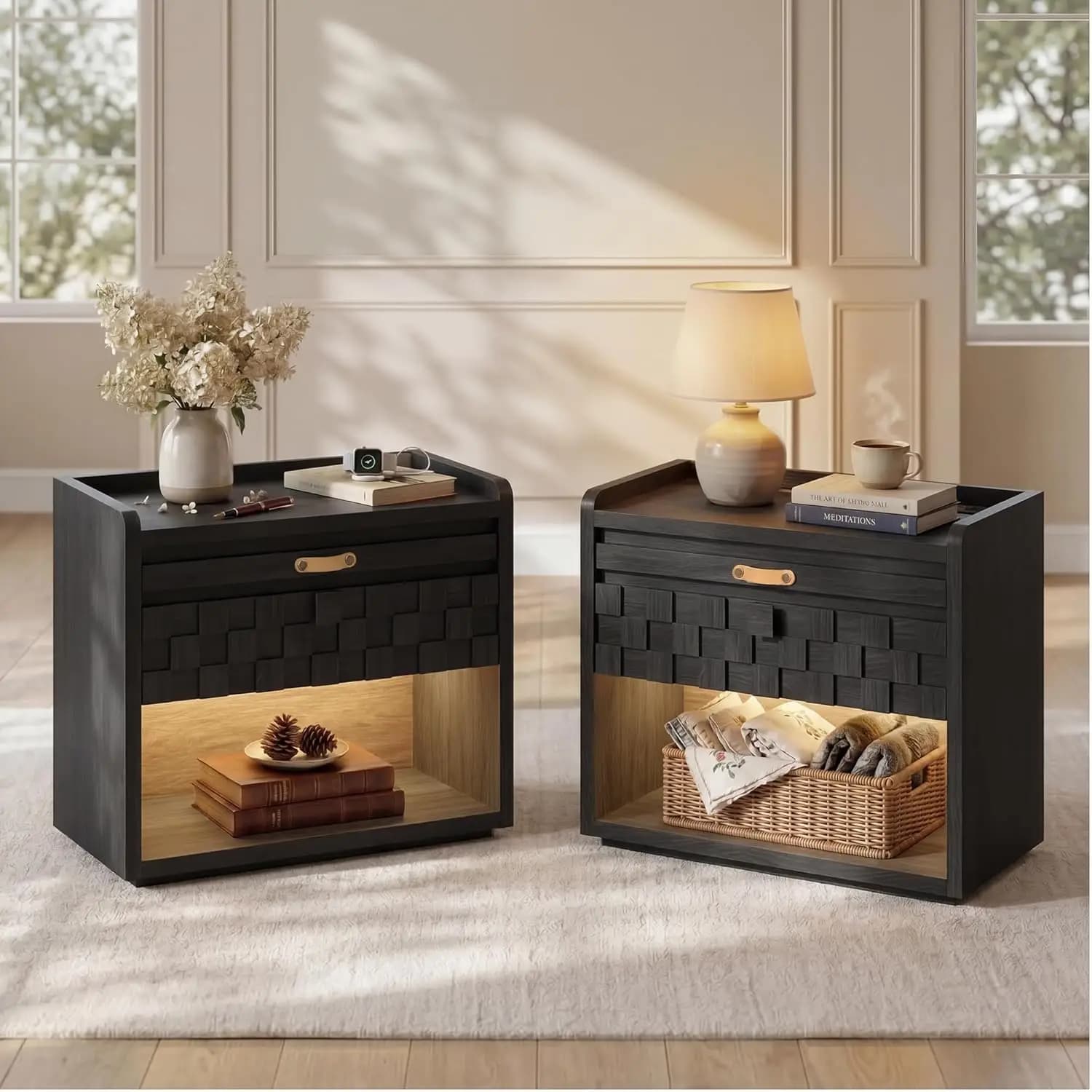 Set di 2 Comodini Larghi 31 Pollici con Stazione di Ricarica, Luci LED, Cassetti, Vassoio Estraibile e Spazio di Archiviazione Aperto per Camera da Letto e Soggiorno, Personalizzabile