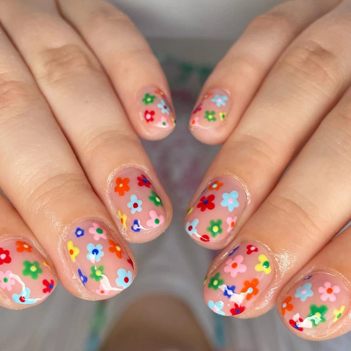 Set of 24 fake nails with pressure, short and oval, bright colors - Polish finish, fake nails made by you, perfect for everyday use and for nail art