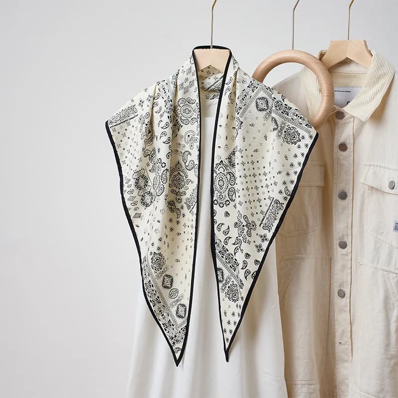 Sciarpa triangolare da donna in twill di seta simulata, fresca, con stampa cashew, per un'atmosfera estiva