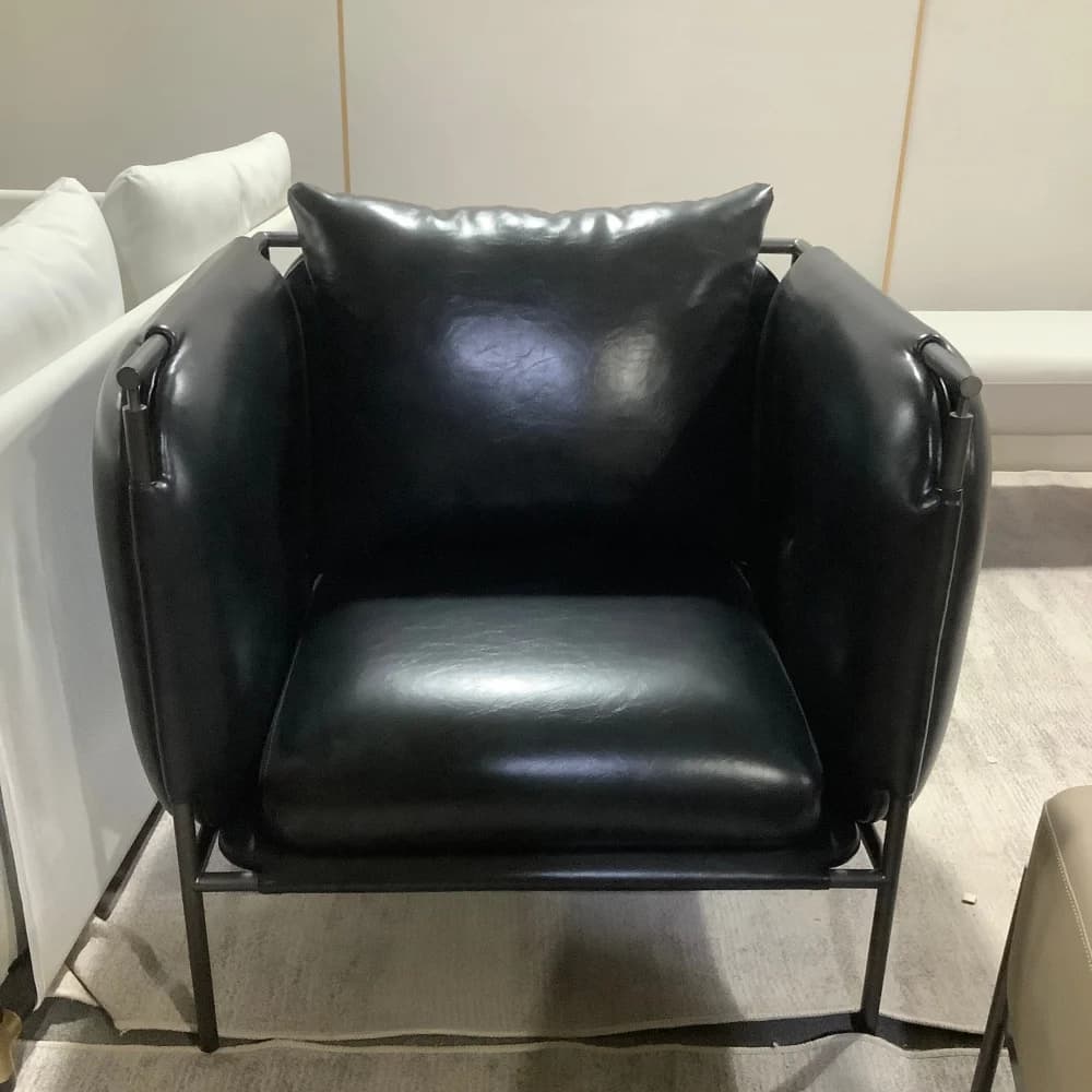Poltrona Imbottita Moderna Completamente Personalizzabile con Dettagli in Legno Massello e Pelle, con Cuscino per Soggiorno e Hotel