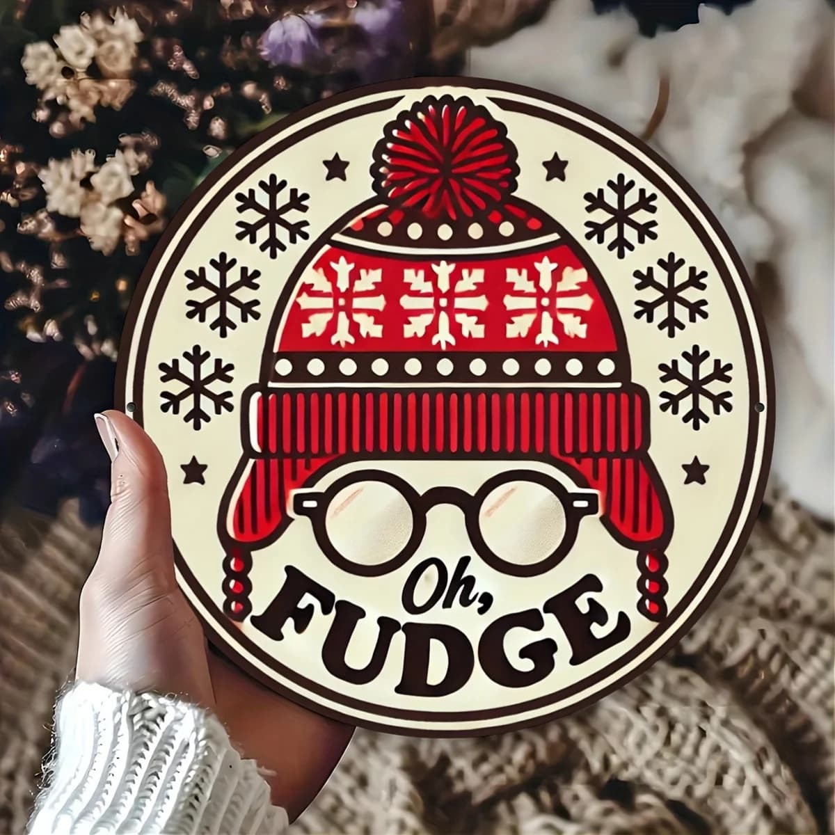 Targa Rotonda in Metallo con Scritta 'Oh Fudge' - Decorazione Natalizia Invernale Divertente, Insegna Retrò del Film 'Oh Fudge', con Berretto Rosso e Neve