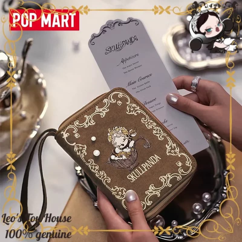 POPMART SKULLPANDA Serie La Festa Inizia | Porta Passaporto Premium, Merchandise da Collezione, Regalo Esclusivo per i Fan di SP Core