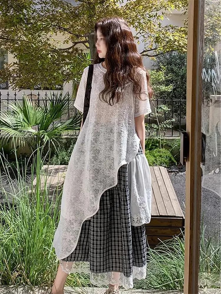Elegante set top e gonna in pizzo, design asimmetrico a mezza lunghezza in gingham bianco e nero, due pezzi, stile coreano, moda per il lavoro.