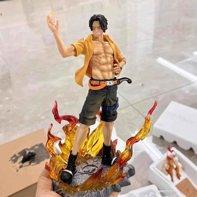 Nuova statuetta di Ace di One Piece, 27 cm, in posa eretta, da collezione, decorazione da scrivania, ornamento, giocattolo, regalo per i fan degli anime.