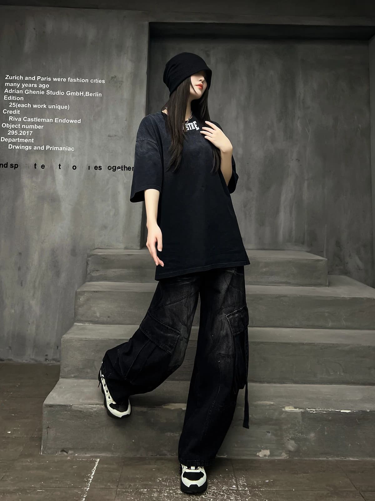 Completo Estivo M-Brand Cool Girl: T-Shirt Nera a Maniche Corte e Jeans a Gamba Larga, Set Due Pezzi per Giovani Donne