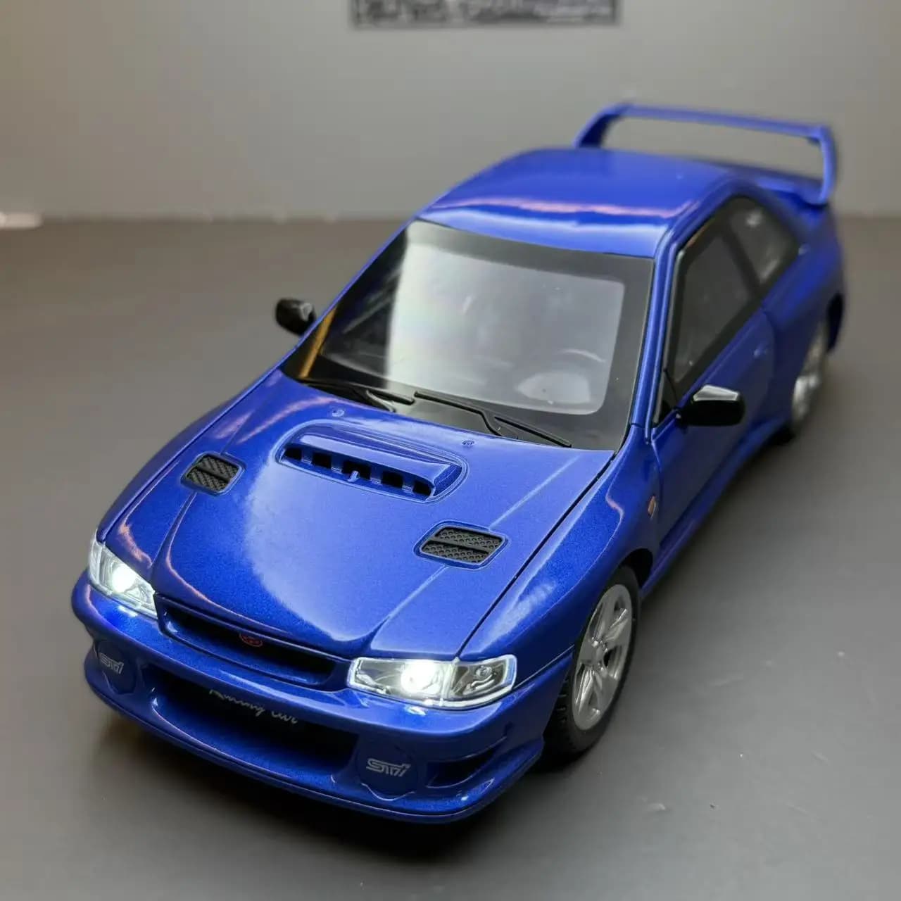 Modellino Auto Sportiva WRX STI in Scala 1:24, in Lega Pressofusa, con Suoni e Luci, Giocattolo per Ragazzi, Idea Regalo