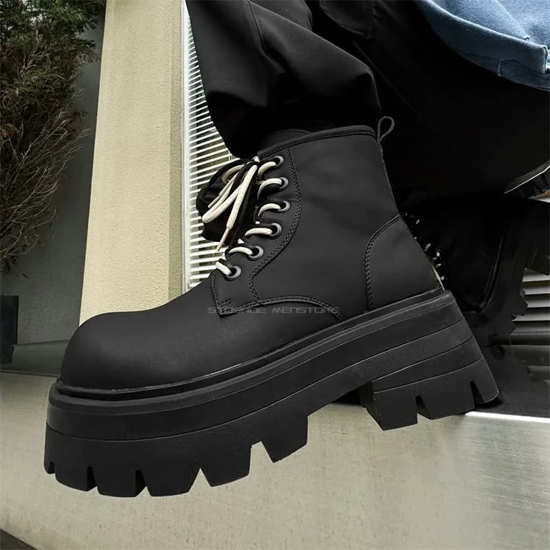 Stivali neri da uomo stile coppia Stivaletti corti in pelle stringati per l'autunno e l'inverno Stivaletti rialzati interni e con suola spessa
