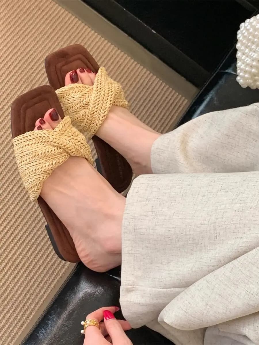 Sandali piatti slip-on da donna per l'estate 2026, nuovi sandali casual da vacanza con punta aperta e intrecciati, stile coreano
