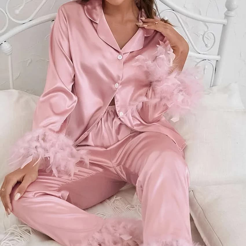 2025 Pigiama di seta di ghiaccio autunnale Moda camicia di piume di struzzo Pantaloni larghi in due pezzi di piume per la casa da donna