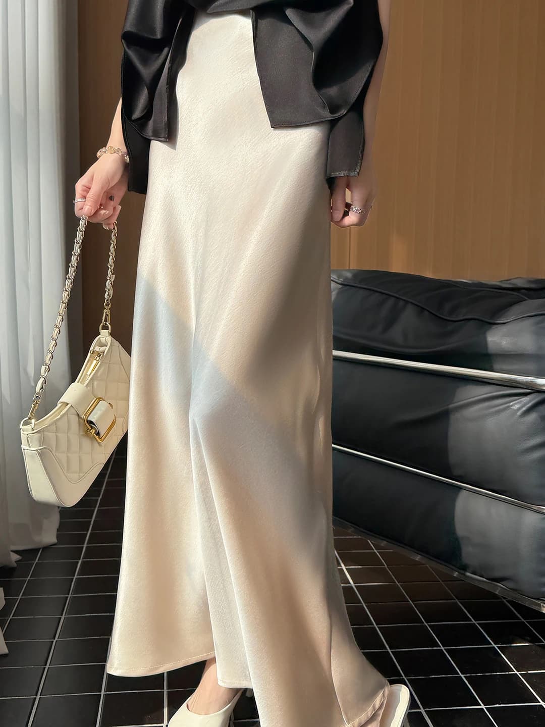 Elegante gonna a vita alta a trapezio in raso acetato color champagne da donna, gonna lunga semitrapuntata fluida e snellente