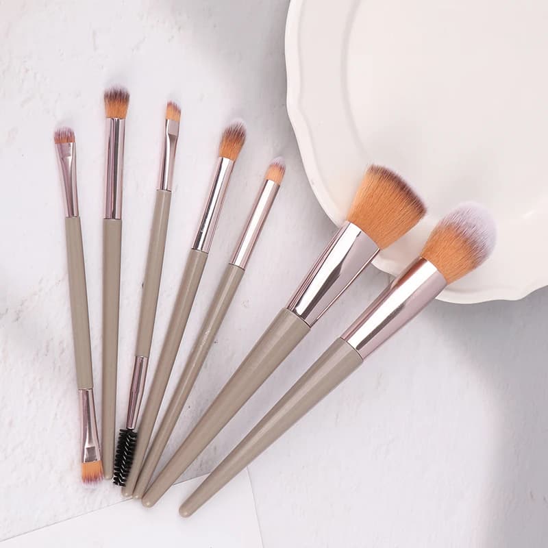 Set di 7 pennelli per il trucco: per ciglia, ombretto, sopracciglia, eyeliner, viso, occhi, fondotinta, cipria, blush, illuminante e labbra