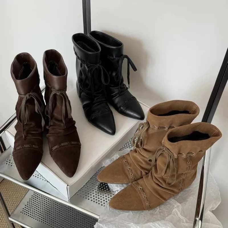 Stivaletti corti con tacco sottile da donna di lusso di nuovo stile Stivaletti impilati piegati a tubo largo a punta alla moda Stivaletti grandi da donna