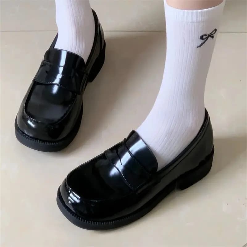 Scarpe originali per ragazze universitarie JK 2026 Punta rotonda Scarpe uniformi nere lucide Tacchi bassi Mocassini cosplay in pelle Patten da donna