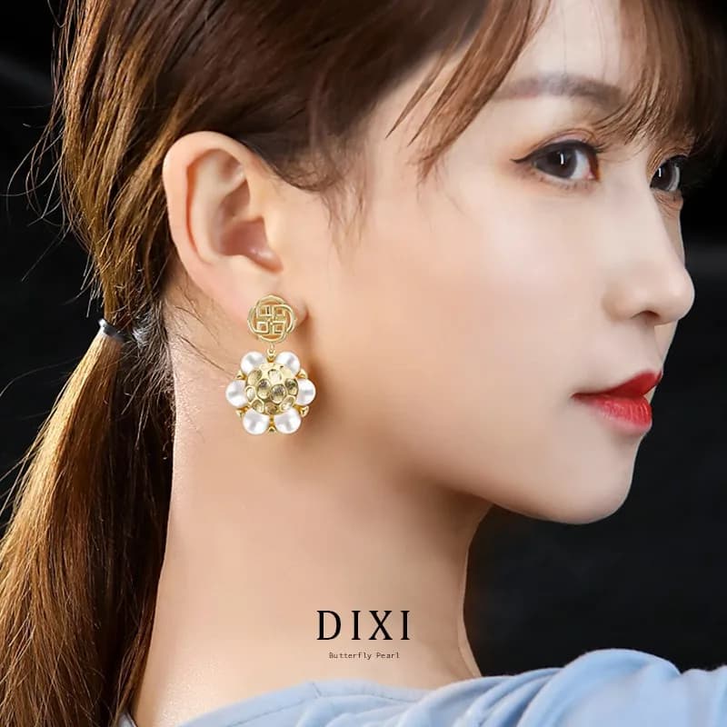 2251 Xiaoxiangfeng Orecchini di moda di lusso leggeri intarsiati con orecchini versatili con pendente di petali di metallo di perle