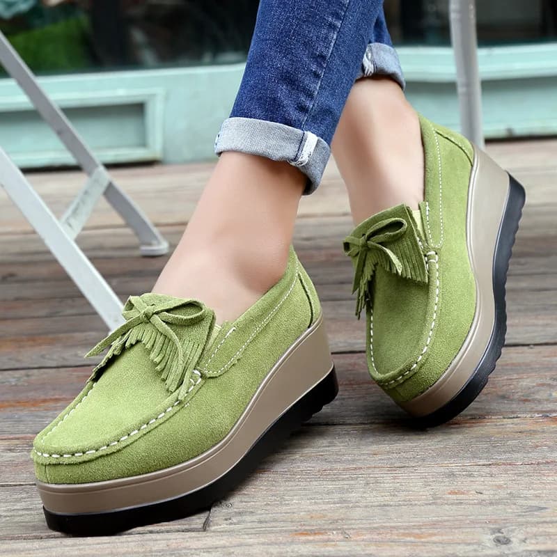 Fashon Scarpe in pelle scamosciata verde da donna 2025 Primavera Piattaforma Scarpe basse in pelle Slip on Sneakers Designer Mocassini con frange e nappe
