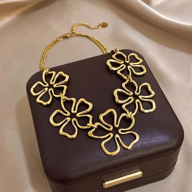 Collana con Catena Dorata e Fiore Traforato in Stile Europeo e Americano, Accessorio Classico e Trendy da Donna per le Vacanze