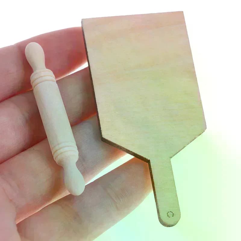 Set di accessori per casa delle bambole in miniatura 1:12: tagliere, mattarello e altri giocattoli