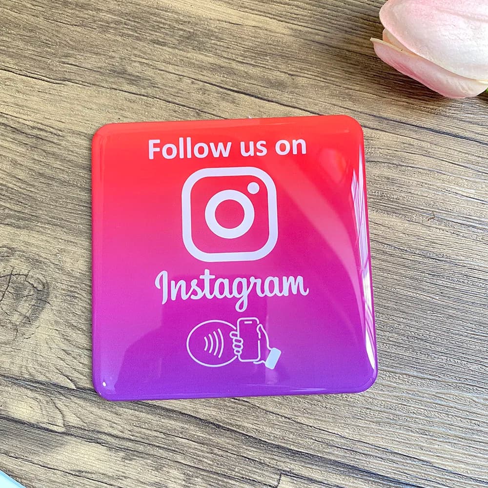 Scheda di contatto per social media NFC da 3,93 pollici Targa quadrata epossidica Instagram Facebook Segno Ottieni seguitori veloci