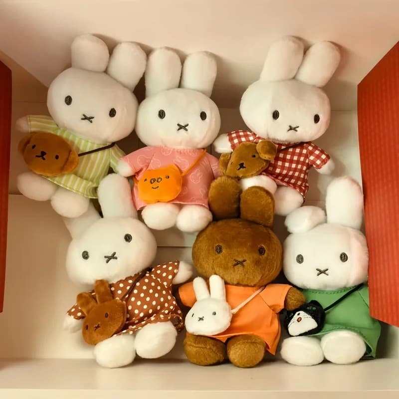 Nuovo originale Miffy Rabbit Travel Series Ciondolo Trendy Doll Blind Box Zaino Decorazione Collezione desktop Ornamento Giocattoli Regali
