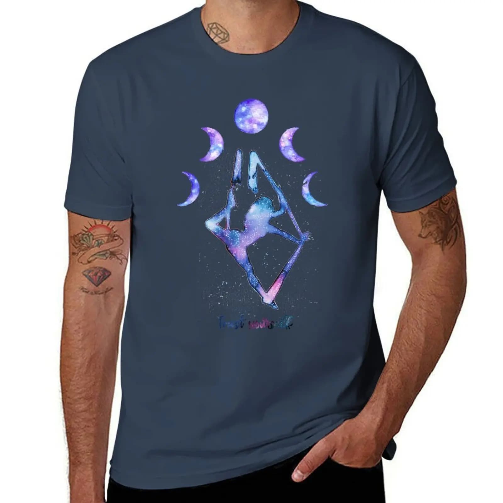 T-shirt con stampa astratta di motivi e scritta “Trust and Fly”