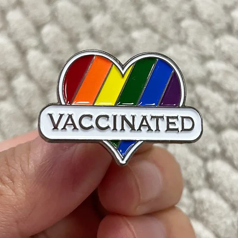 Spilla smaltata a cuore arcobaleno vaccinata Pride LGBTQ spilla per giacca da laboratorio borsa per vestiti zaino
