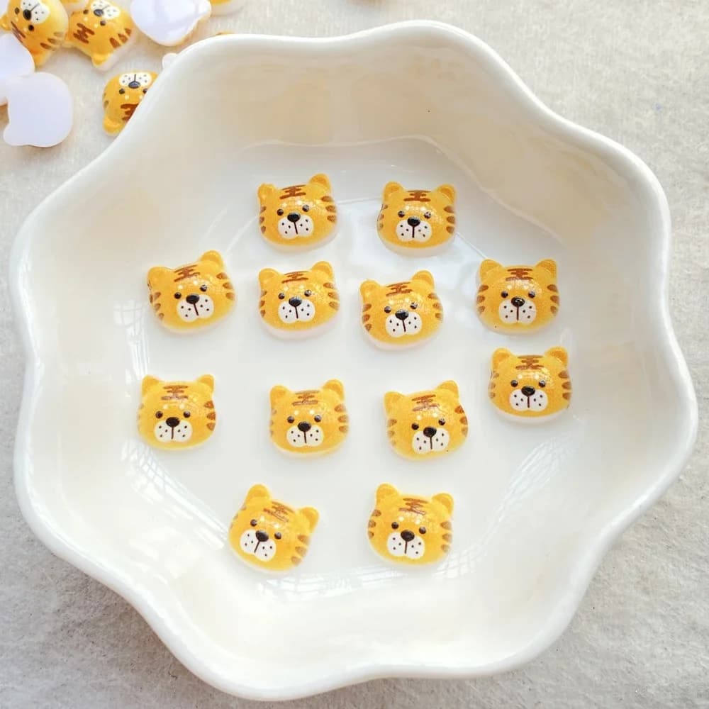 50 pezzi energici simpatici mini cartoni animati testa di tigre Nail Art Resina Designer Charms Decorazioni 3D fai da te Gioielli