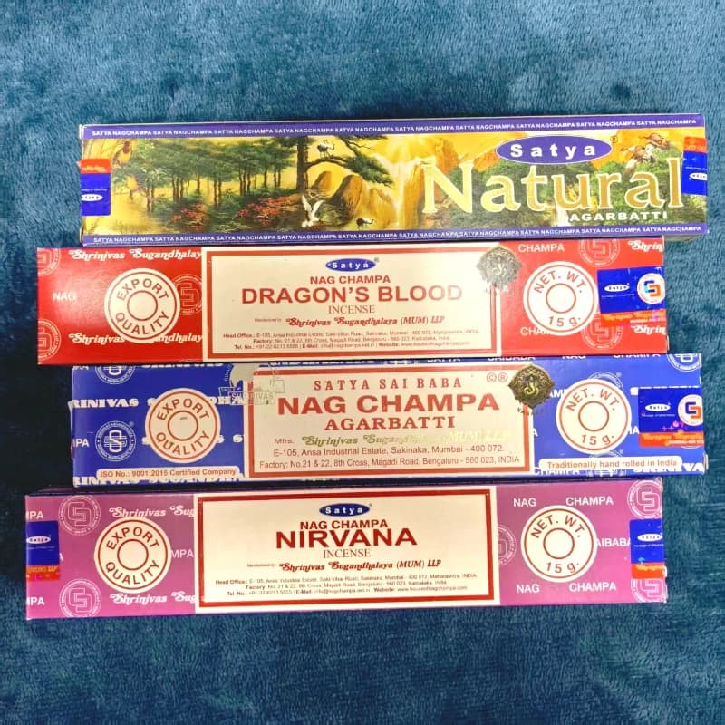 Bastoncini d'Incenso Satya Sai Baba Arrotolati a Mano 15g*4 Scatole, Molteplici Fragranze: Sandalo, Sangue di Drago, Super Hit, NAGCHAMPA, ecc.