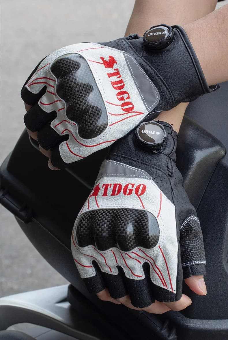 Carbon Fiber Motorcycle Riding Gloves Anti-Fall Half Finger Touch Screen Compatible Punching Knob Gloves for Bikers