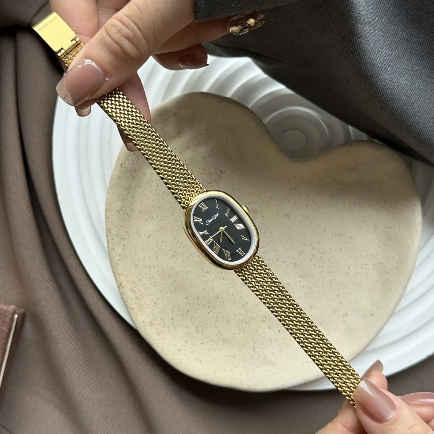 SUNLIFEX Quartz watch with golden bracelet for woman, oval dial, elegant women's wristwatch, women's watch, steel strap, fashionable watches