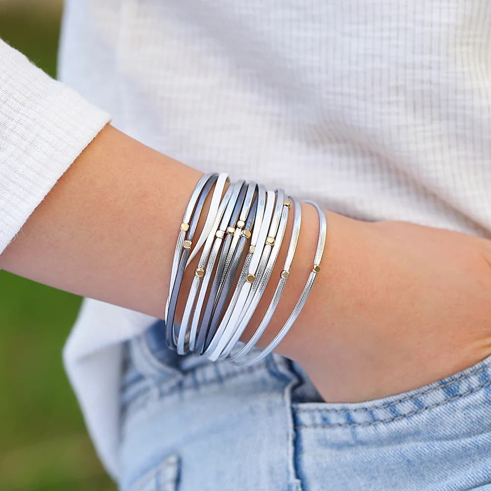 ALLYES Bracciale in morbida pelle con perline di metallo vintage per donna Braccialetti e braccialetti con strisce sottili con ciondoli Gioielli da festa femminili