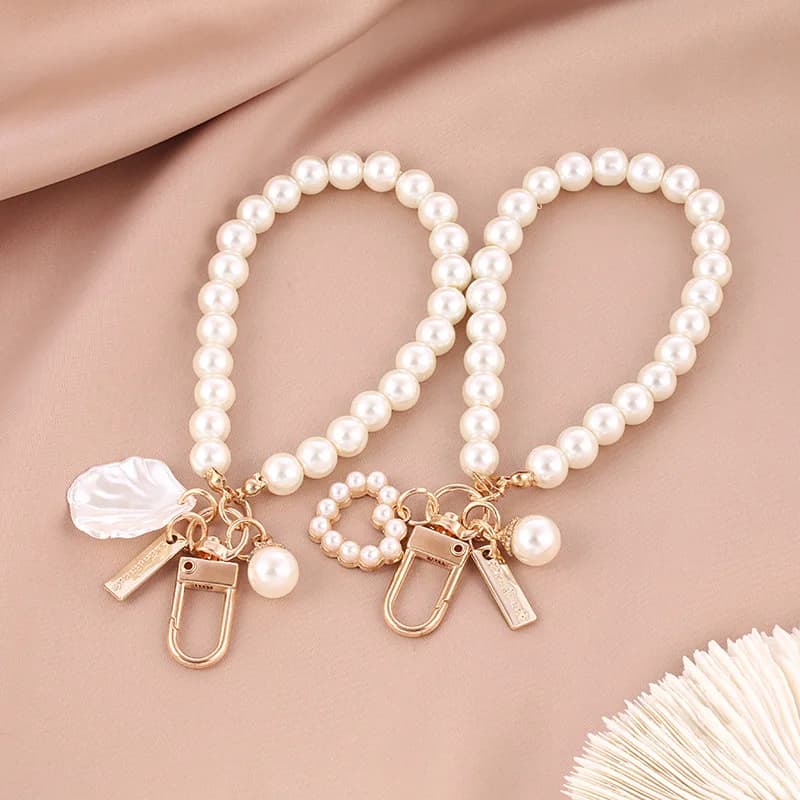 ZAKOL Simpatico portachiavi con perle per donne e ragazze, con perle lucide, conchiglia, borsa per telefono, zaino, accessorio con ciondolo, portachiavi per auto