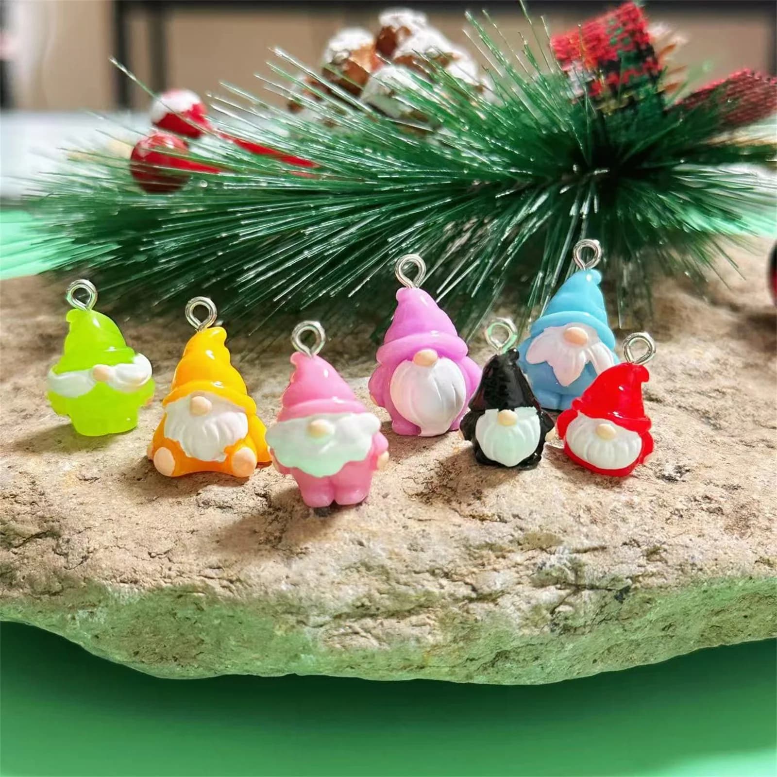 10 Pezzi Nuovi Ciondoli Colorati in Resina a Forma di Babbo Natale per Orecchini, Portachiavi, Creazione di Gioielli, Mini Charm Carino dell'Uomo Anziano