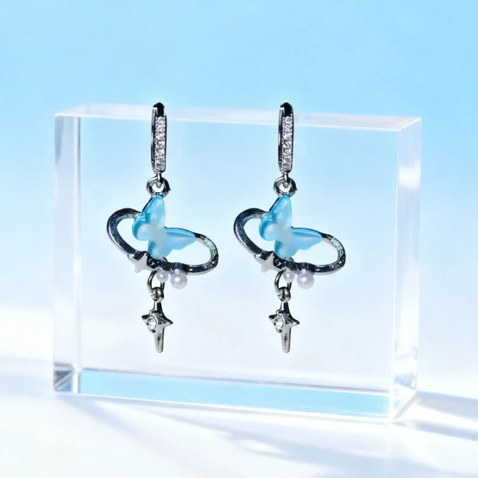 Orecchini blu con stella e luna in smalto, stile freddo, di alta gamma, lusso discreto, design raffinato, versatili per l'uso quotidiano e il pendolarismo.