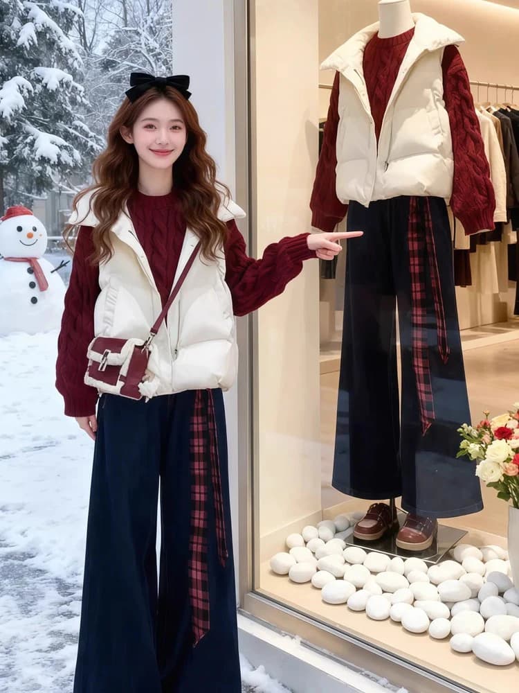 Set Moda Invernale da Donna: Gilet in Cotone, Maglione Rosso Natalizio, Jeans Retro a Vita Alta con Motivo a Quadri, Set Tre Pezzi
