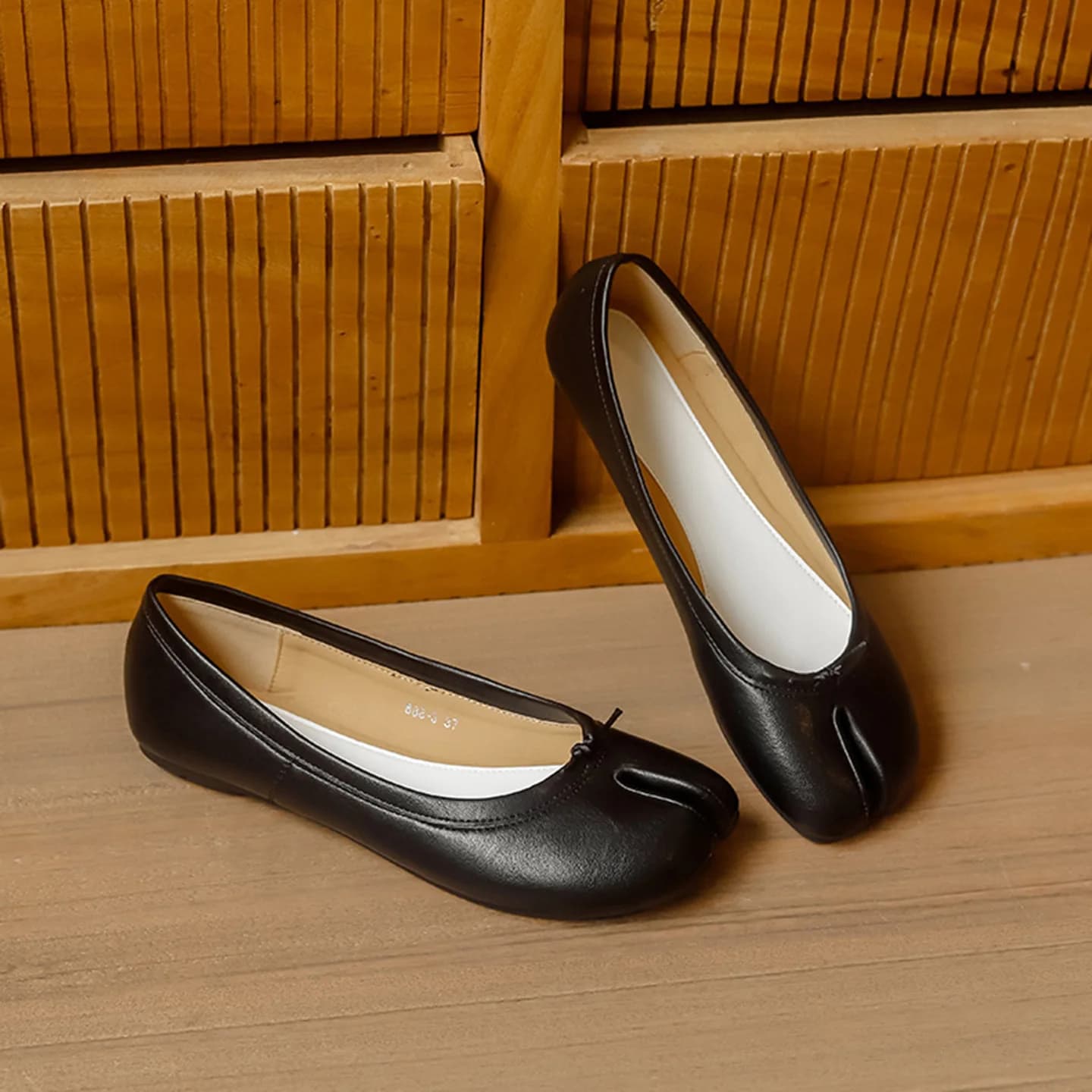2026 New Women Split-Toe Tabi Flats Soft Leather Slip-On Ballet Shoes Comfortable Casual Daily Wear soft sole Flat Shoes Ladies