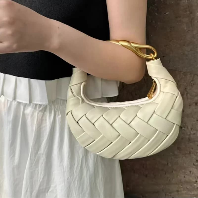 Borsa a nido d'uccello intrecciata a mano con manico in oro Squisita marca di lusso Designer di nicchia Nuova borsa a tracolla a mezzaluna bianca crema