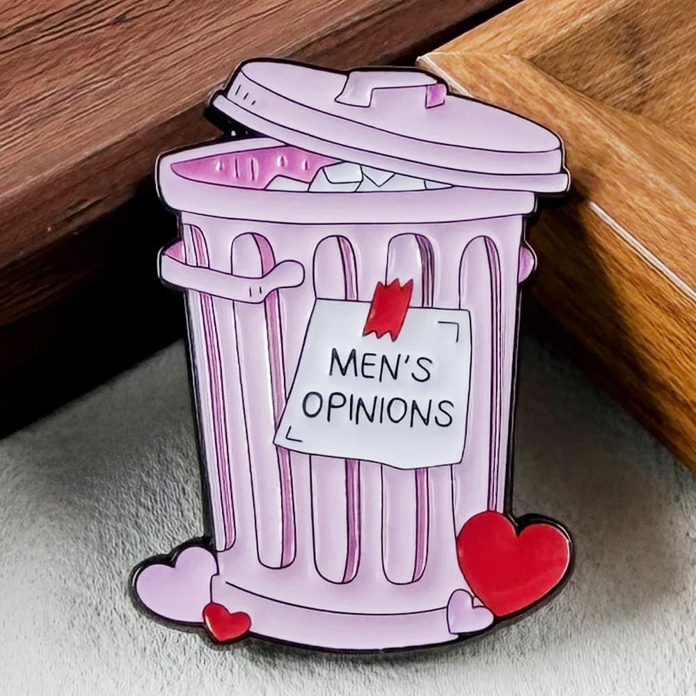 Spilla smaltata rosa con motivo 'Opinioni Maschili' e 'Cestino dei Rifiuti', sardonica, umoristica, divertente, a tema meme, gioiello femminista per i diritti delle donne, decorativa