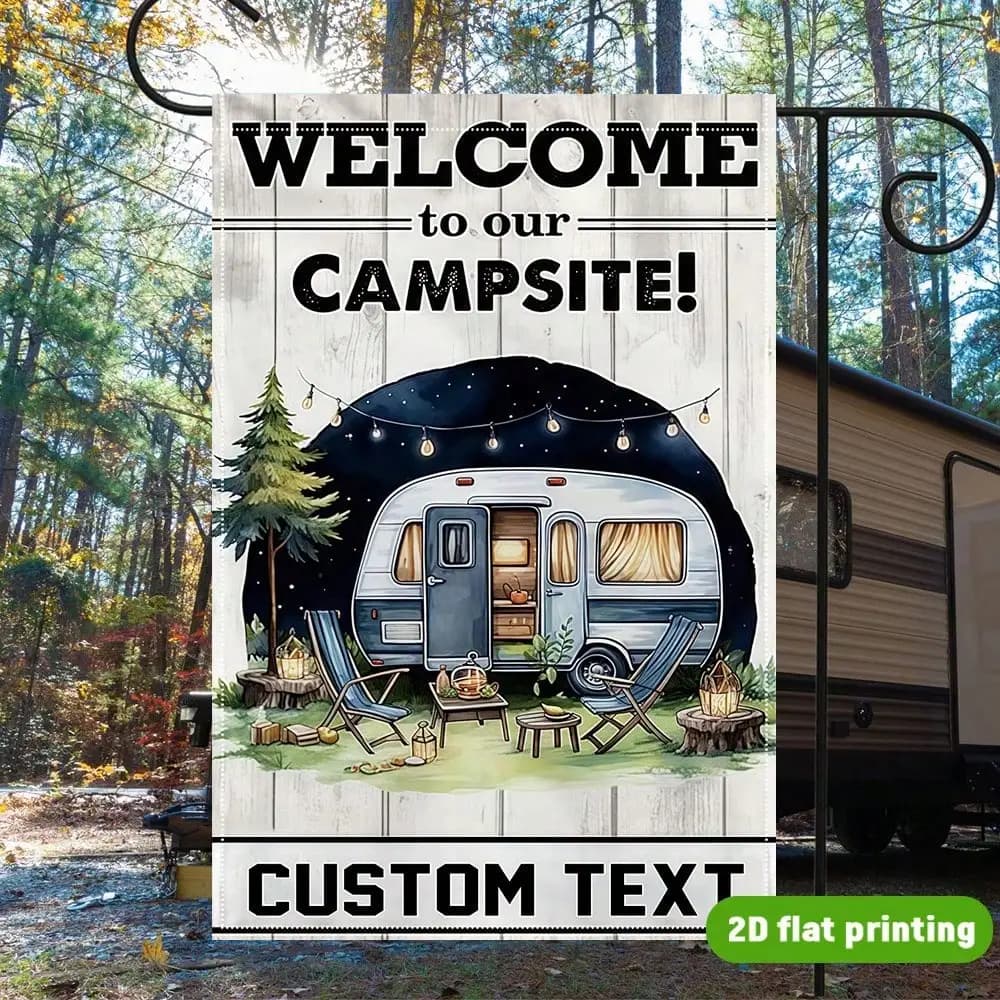 Una bandiera da giardino personalizzata con il tema Night Campground. Presenta camper, luci a stringa e lanterne.