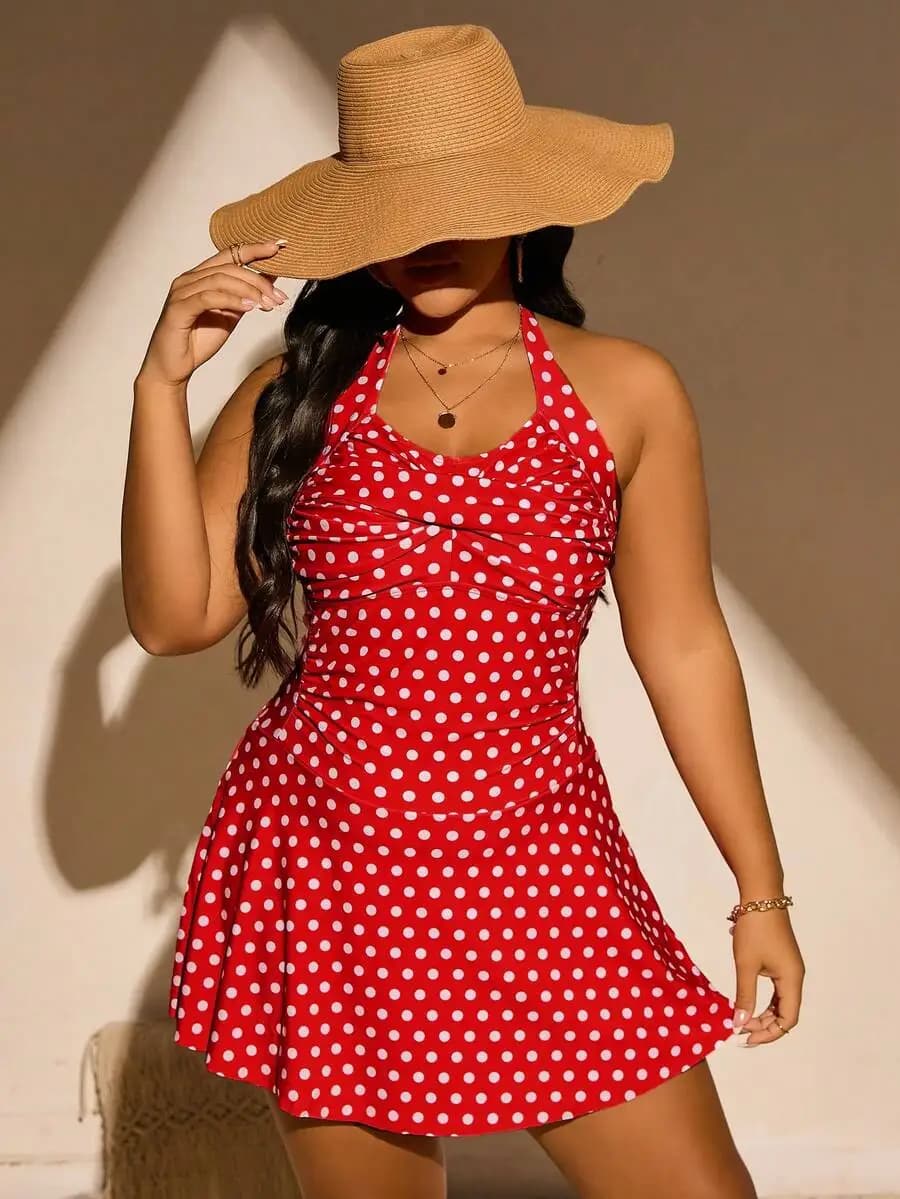 Costume intero rosso a pois con scollo all'americana e busto arricciato per vacanze al mare estive